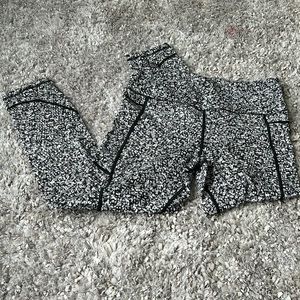 ‼️CLEARANCE‼️ Zyia Black Mosaic Pocket Soft n Snug Mid-Rise 7/8 24" (8-10) EUC